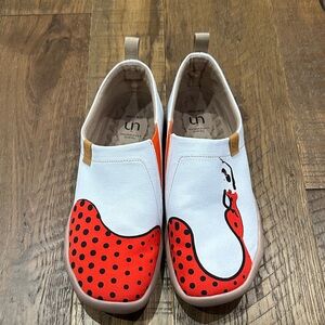 UIN Women's White Slip-On Sneakers with Red and Black Polka Dot Art